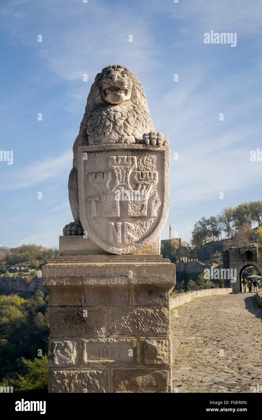 La ville médiévale de Tsaravets, Veliko Tarnovo montrant avec passerelle d'entrée célèbre Lion statue. Banque D'Images