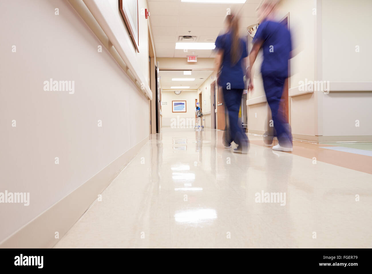 Occupé à couloir de l'hôpital avec le personnel médical Banque D'Images