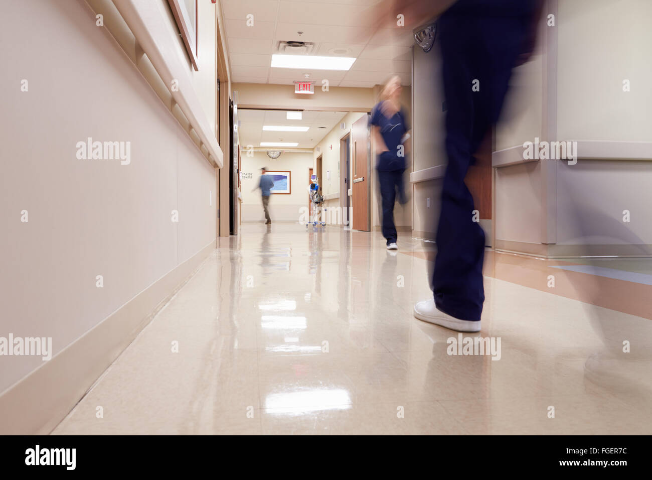 Occupé à couloir de l'hôpital avec le personnel médical Banque D'Images