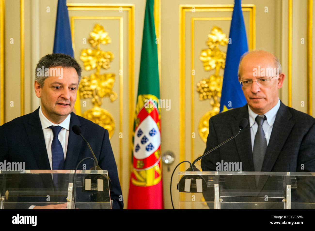 Lisbonne, Portugal. Feb 19, 2016. Le ministre portugais des affaires étrangères, Augusto Santos Silva(R), reçoit le ministre des Affaires étrangères d'Andorre, Gilbert Saboya(L). En vertu de l'examen à cette réunion seront les domaines politique, économique et culturelle bilatérale La coopération dans le cadre de la Conférence ibéro-américaine et la relation entre l'Andorre et l'Union européenne. Lisbonne, Portugal, le 18 Fev, 2016. Credit : Gonçalo Silva/Alamy Live News Banque D'Images