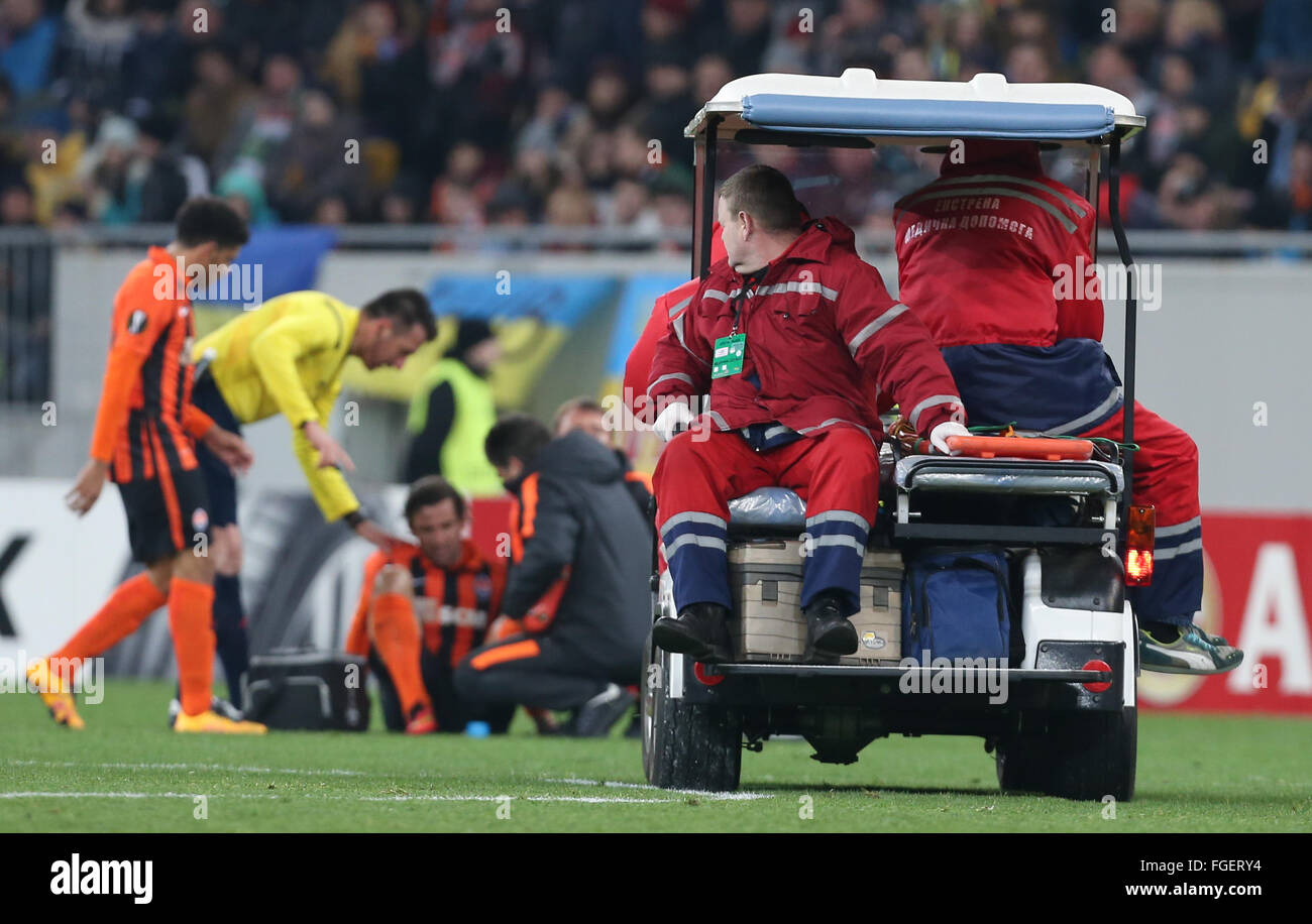 Infirmiers dans un panier à l'UEFA Europa League Round de 32 premier match de football entre le Shakhtar Donetsk et le FC Schalke 04 à l'Arena Lviv de Lviv, Ukraine, 18 février 2016. Photo : Friso Gentsch/dpa Banque D'Images