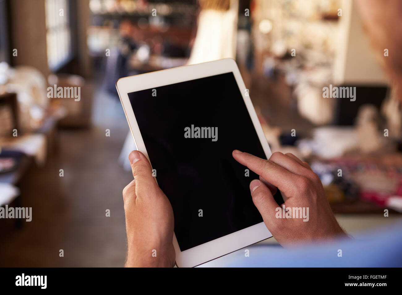 Close Up of Man Using Digital Tablet in Shop Banque D'Images