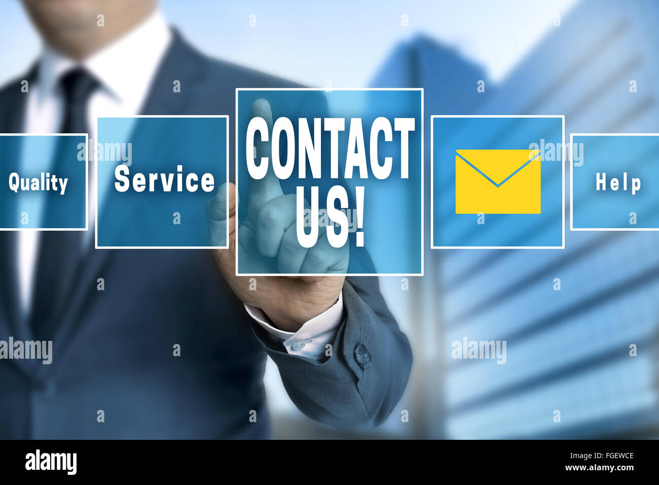 Contactez-nous l'écran tactile est exploité par l'homme d'affaires. Banque D'Images