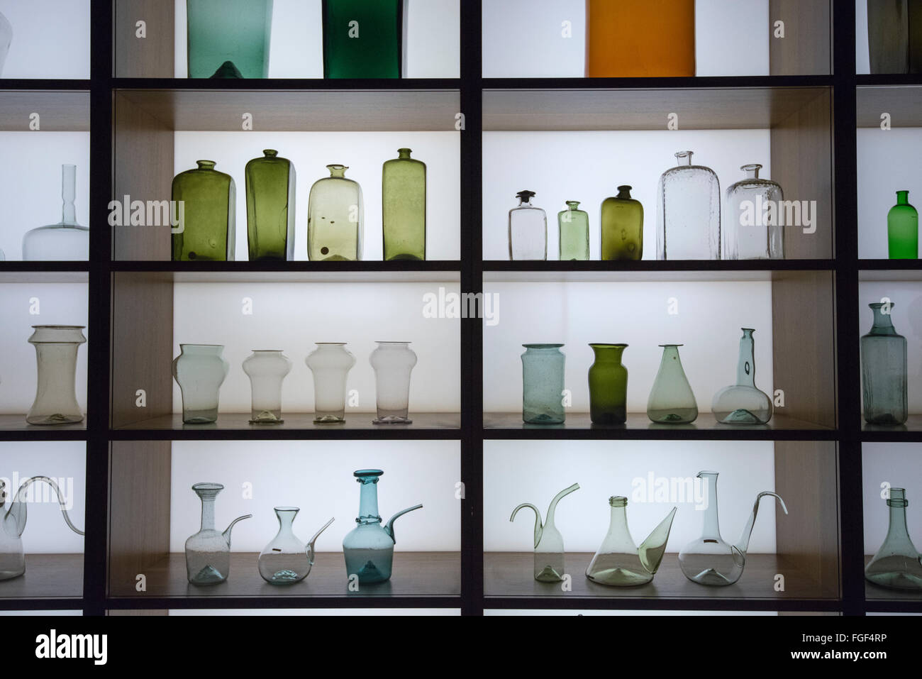 Bouteilles en verre à l'intérieur de la médecine l'exposition de l'homme médecin au Wellcome Collection, London England UK Banque D'Images