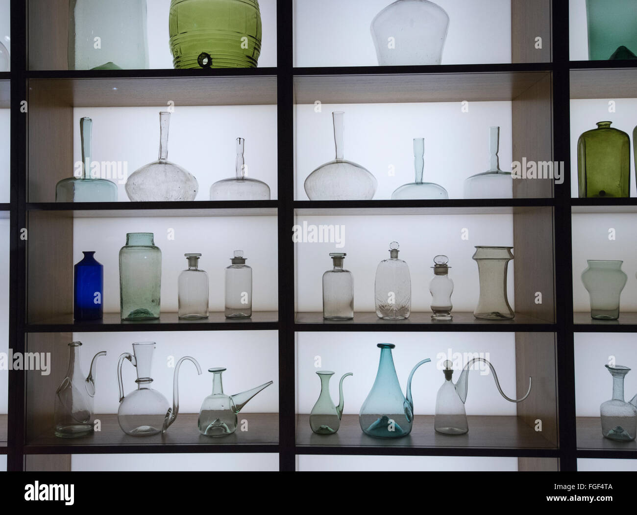 Bouteilles en verre à l'intérieur de la médecine l'exposition de l'homme médecin au Wellcome Collection, London England UK Banque D'Images