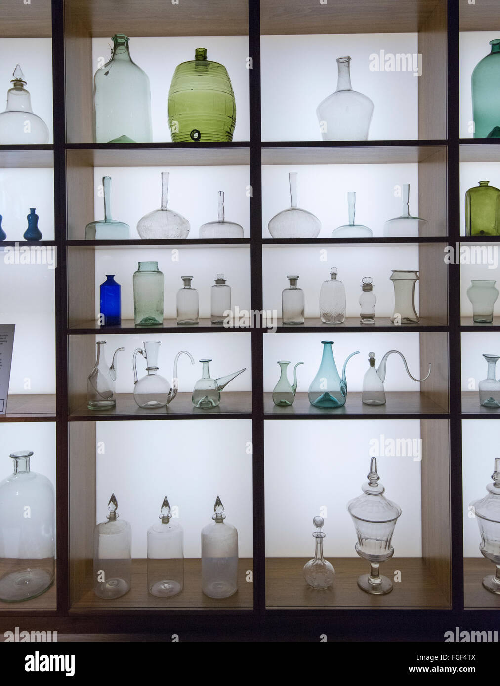 Bouteilles en verre à l'intérieur de la médecine l'exposition de l'homme médecin au Wellcome Collection, London England UK Banque D'Images