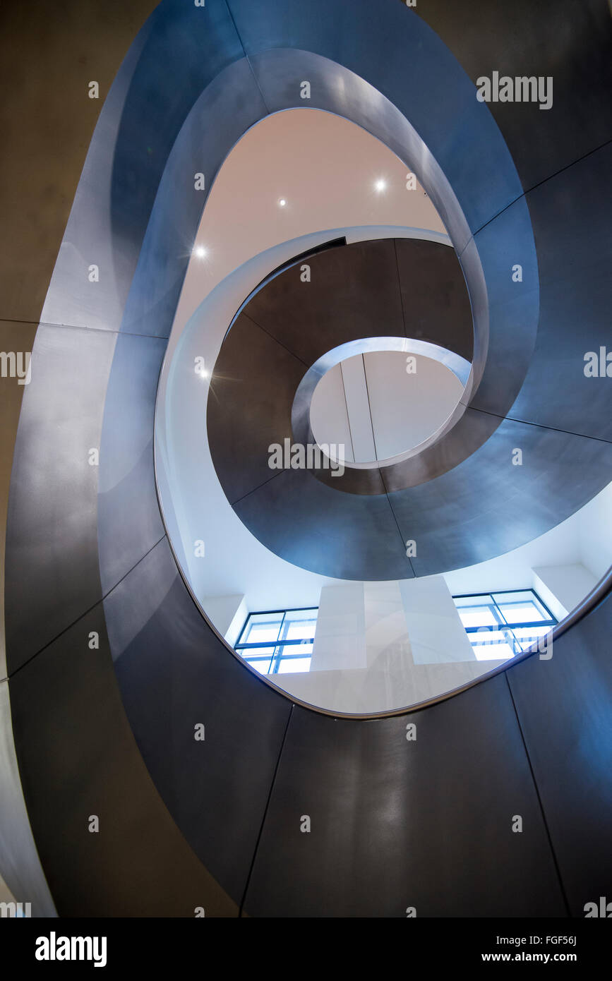 Escalier à l'intérieur du bâtiment qui abrite la Wellcome Collection, London England UK Banque D'Images