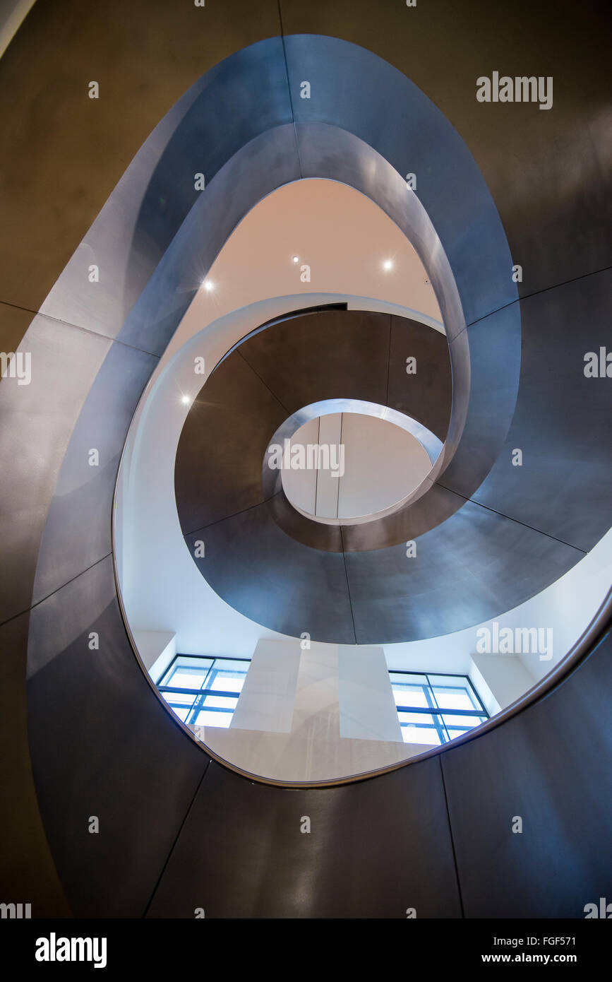 Escalier à l'intérieur du bâtiment qui abrite la Wellcome Collection, London England UK Banque D'Images