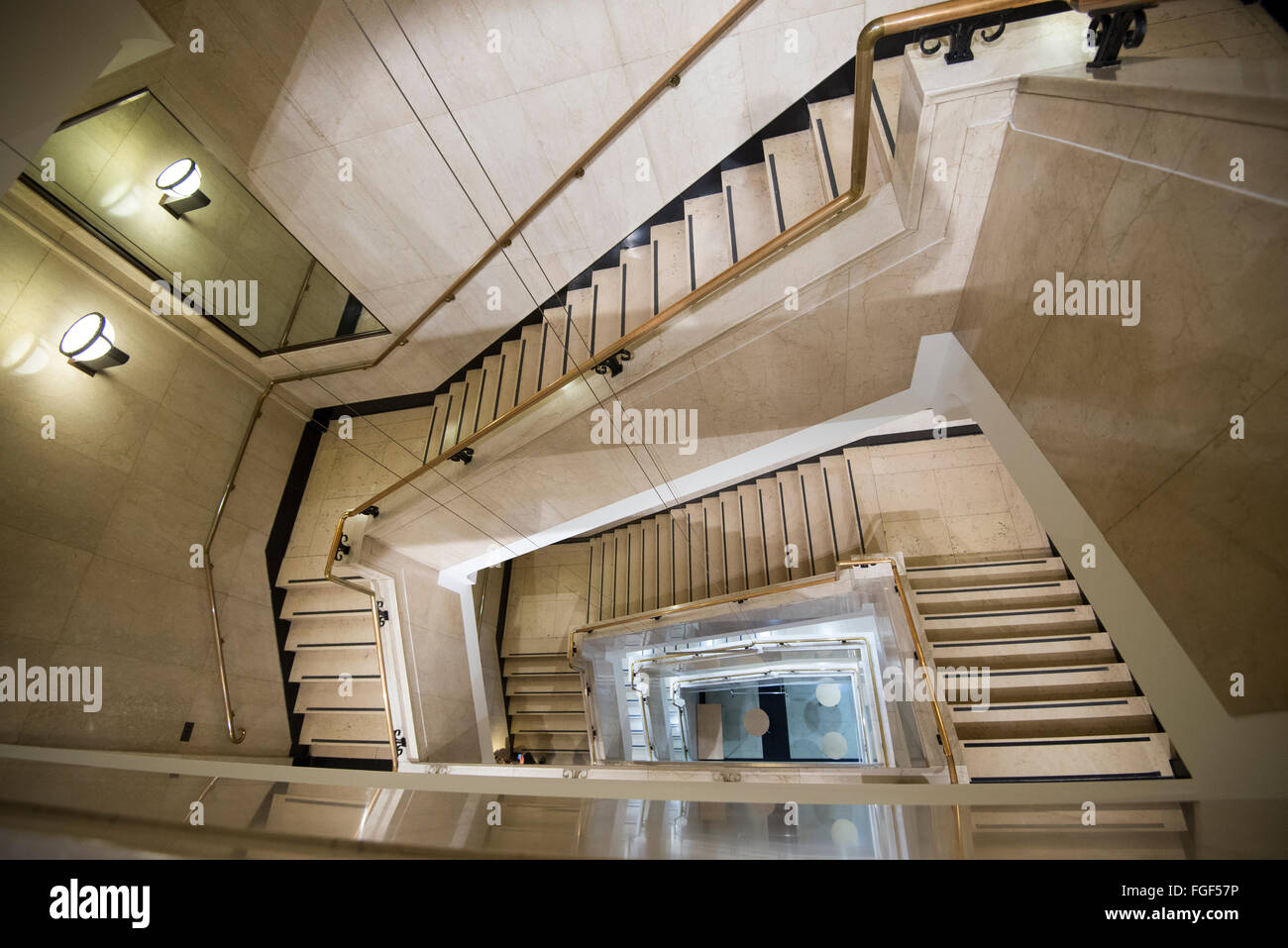 Un escalier intérieur de l'immeuble qui abrite le Wellcome Collection, London England UK Banque D'Images