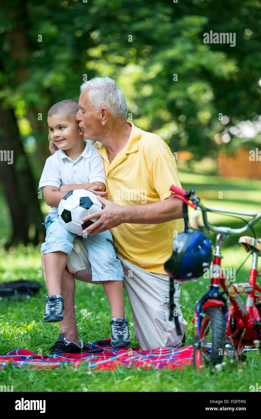 Grand-père et l'enfant ont in park Banque D'Images