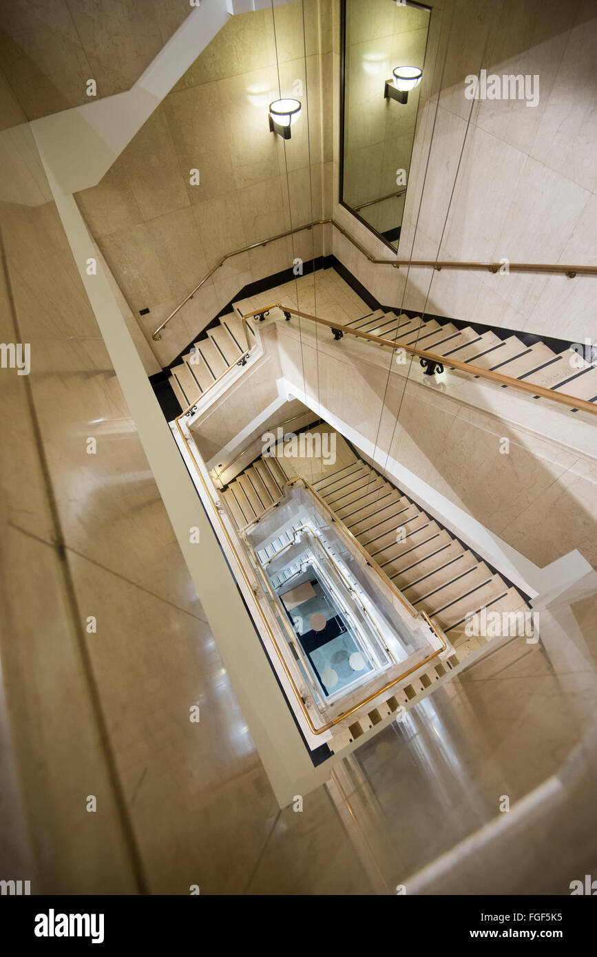 Un escalier intérieur de l'immeuble qui abrite le Wellcome Collection, London England UK Banque D'Images