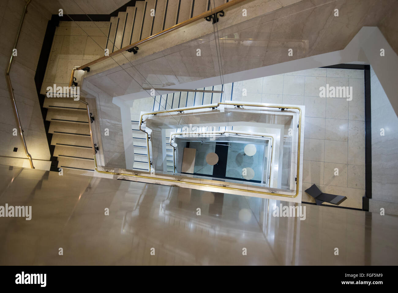 Un escalier intérieur de l'immeuble qui abrite le Wellcome Collection, London England UK Banque D'Images