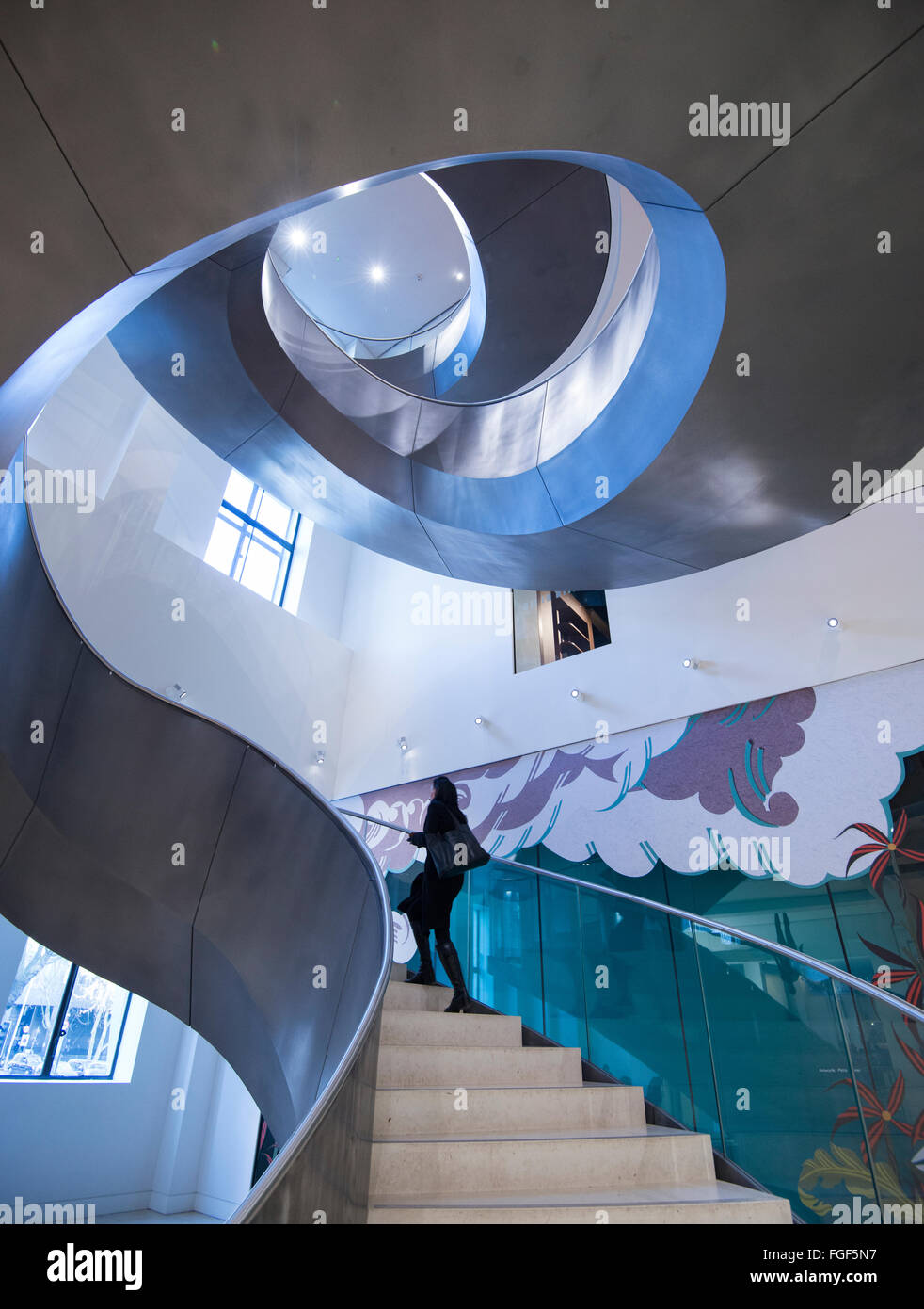 Escalier à l'intérieur du bâtiment qui abrite la Wellcome Collection, London England UK Banque D'Images