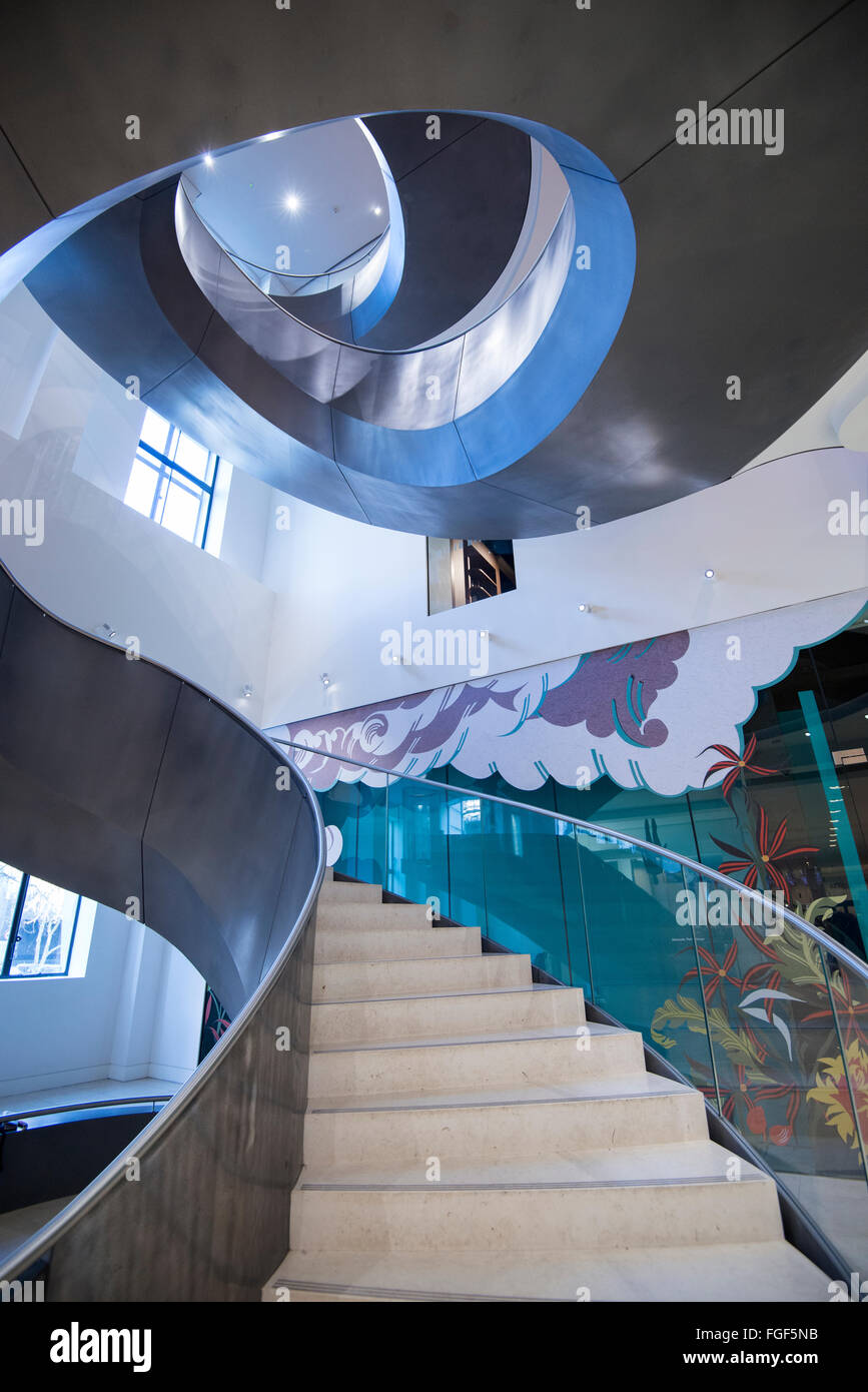 Escalier à l'intérieur du bâtiment qui abrite la Wellcome Collection, London England UK Banque D'Images