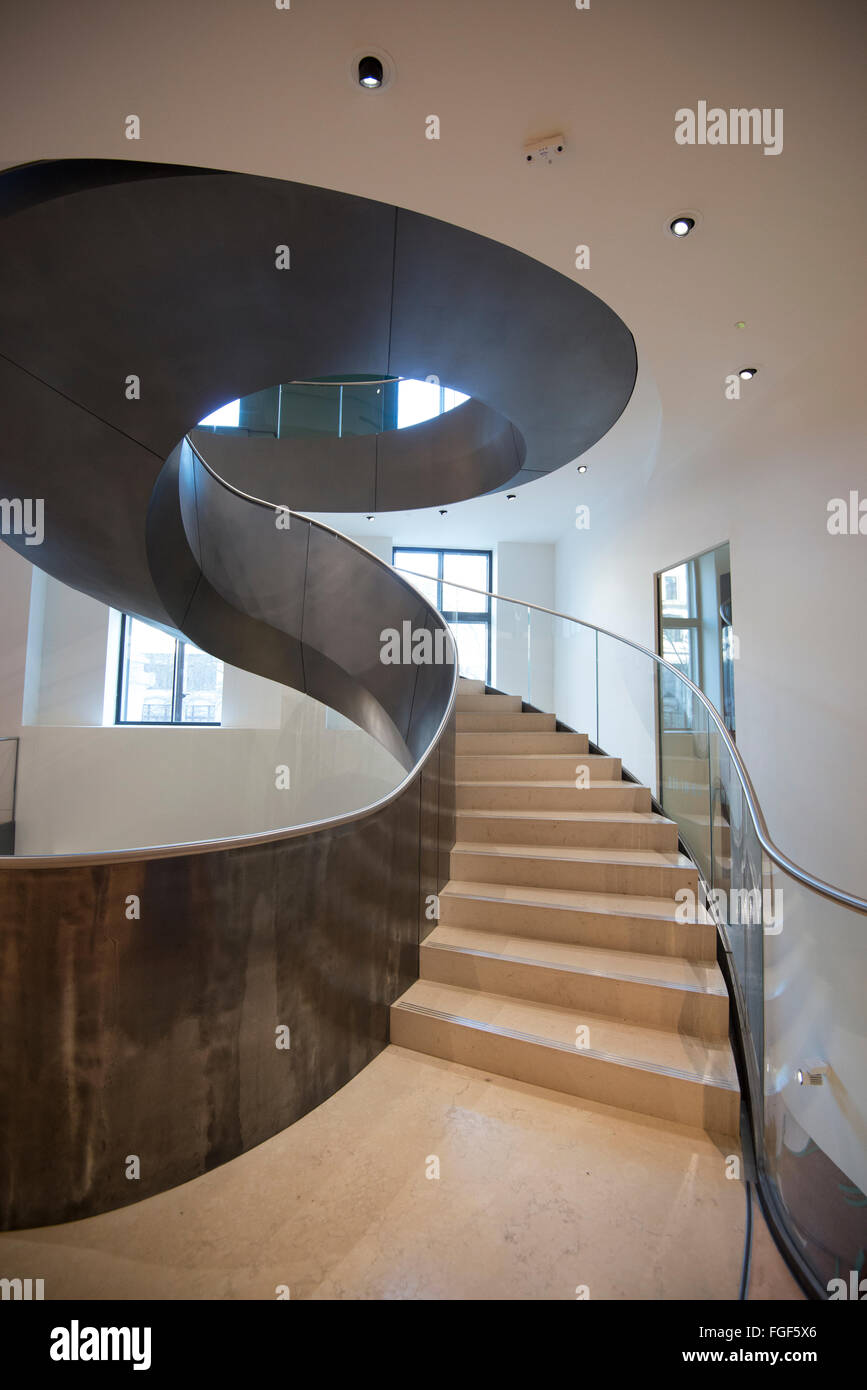 Escalier à l'intérieur du bâtiment qui abrite la Wellcome Collection, London England UK Banque D'Images