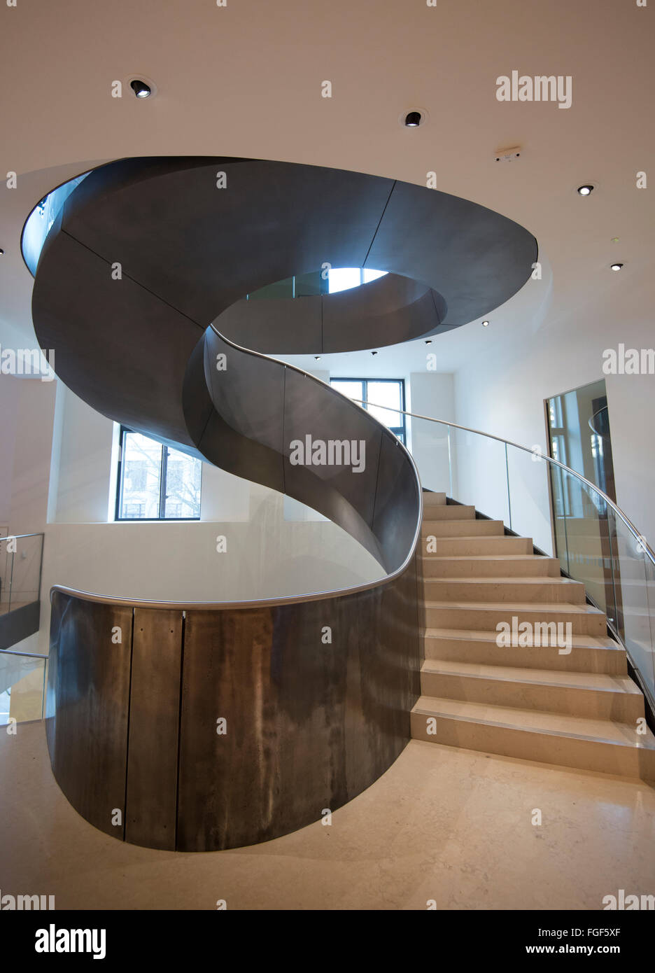 Escalier à l'intérieur du bâtiment qui abrite la Wellcome Collection, London England UK Banque D'Images