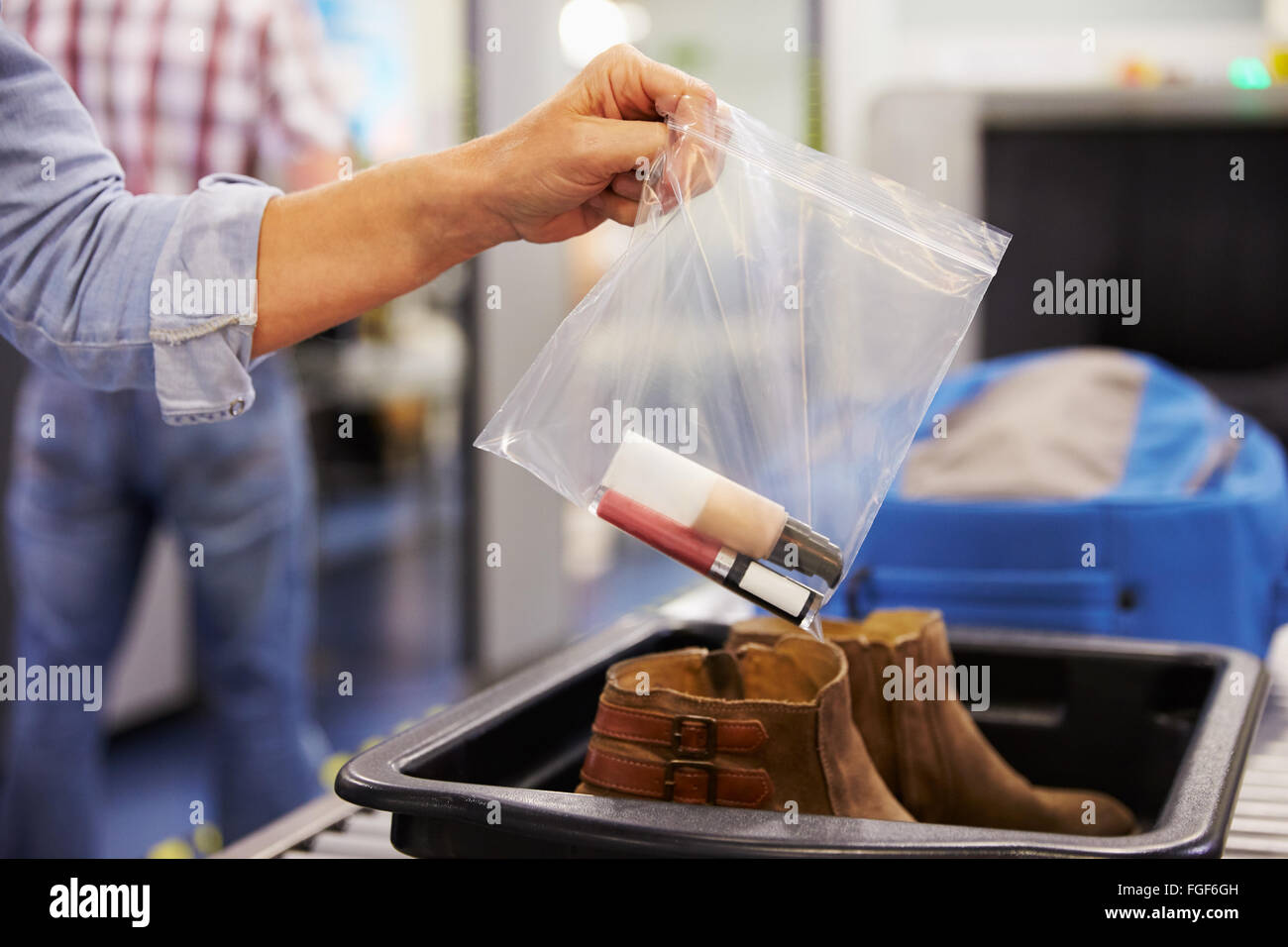 Place passager sac de liquides dans l'aéroport au contrôle de sécurité Banque D'Images