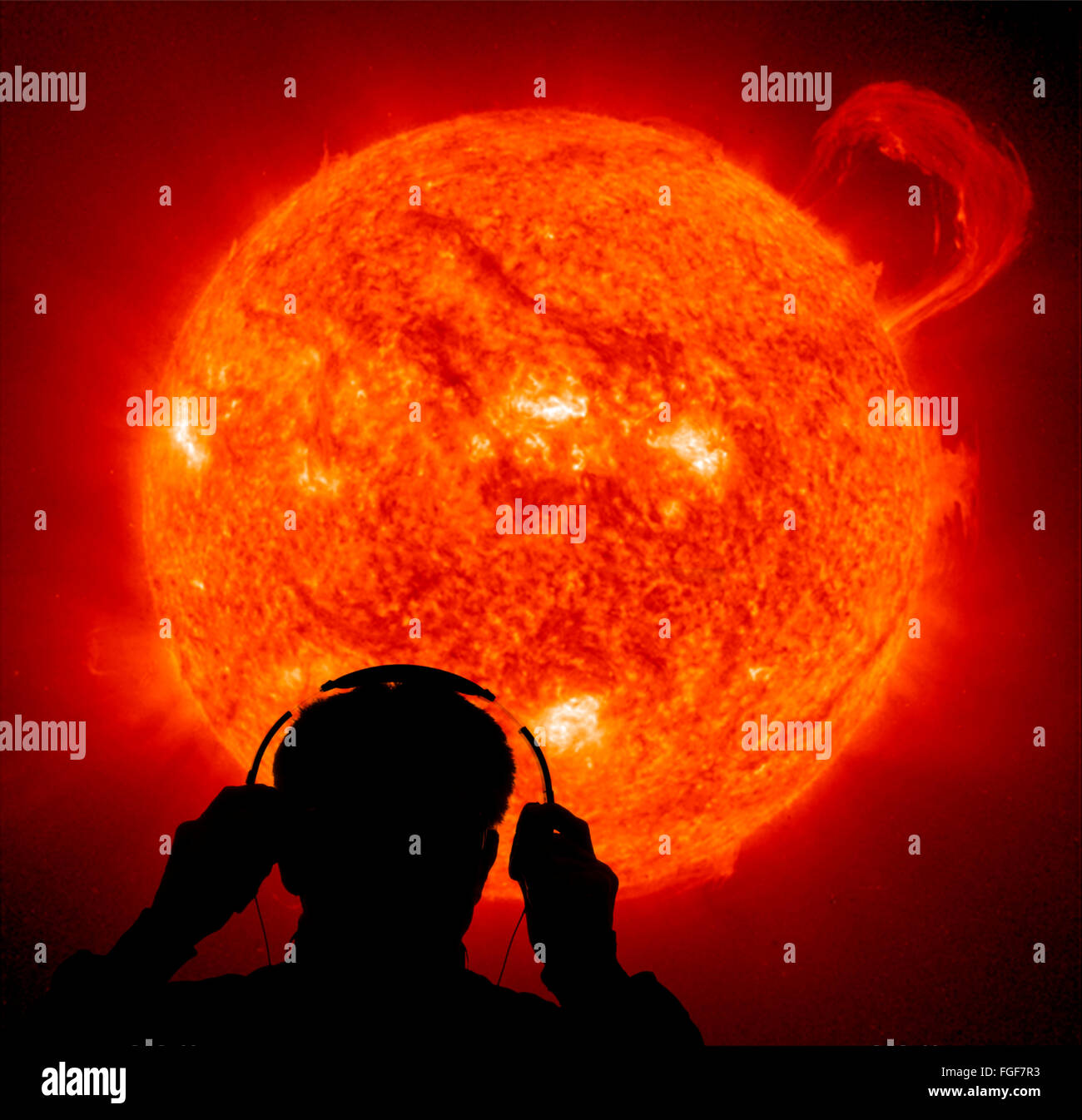 Homme de synthèse sur l'écoute des sons sur un casque de Sun Banque D'Images