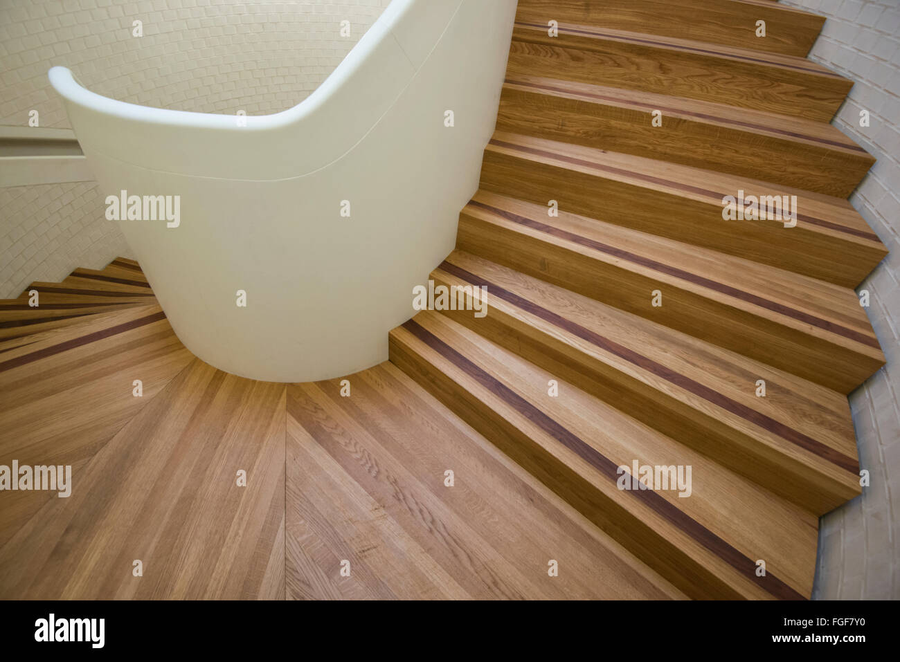 Escalier en bois en spirale à l'intérieur de la galerie de la rue Newport dans le sud de Londres, Angleterre Vauxhall UK Banque D'Images