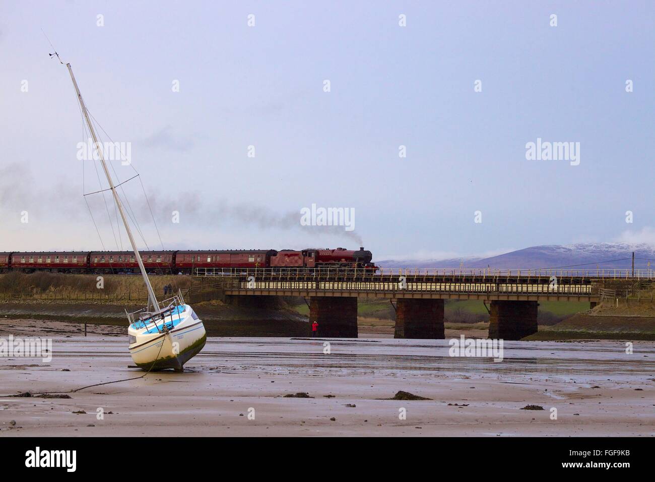 , Cumbria (Royaume-Uni). Feb 19, 2016. LMS train à vapeur Classe 'Jubilé' Galatea. La Pendle Dalesman. Seascale passage viaduc. Rerouté vers l'ouest de la ligne de côte de Cumbrie en raison de glissement de près de sur l'Armathwaite Régler à Carlisle ligne de chemin de fer. Crédit : Andrew Findlay/Alamy Live News Banque D'Images