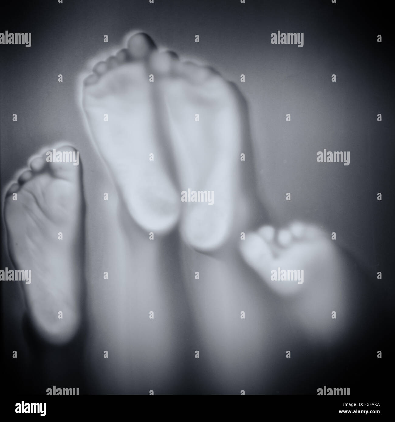 Les pieds touchant l'effet noir et blanc en verre Banque D'Images