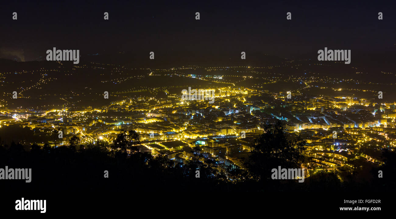 Nuit Vue aérienne de la ville de Oviedo, Espagne Banque D'Images