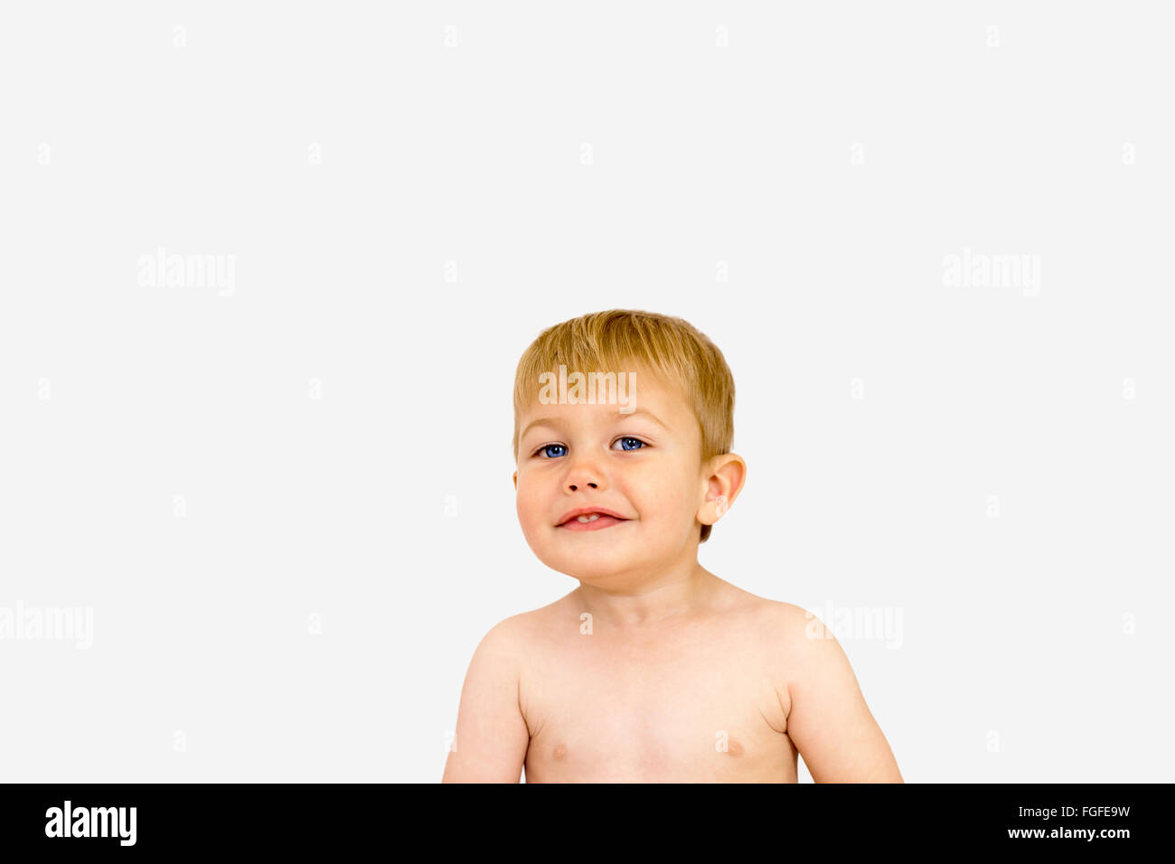 Portrait d'un jeune garçon avec un sourire espiègle Banque D'Images