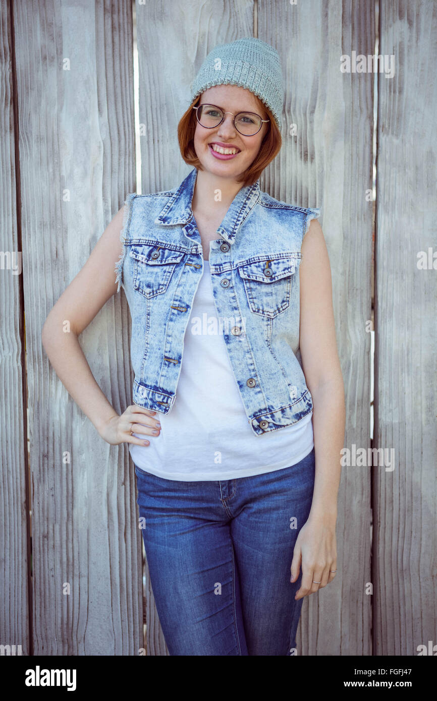 Smiling hipster femme portant un Beanie Hat Banque D'Images