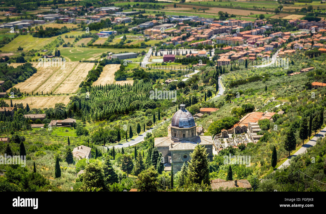 Vue aérienne de champs toscanes. Une vue de Cortona ville antique. Banque D'Images