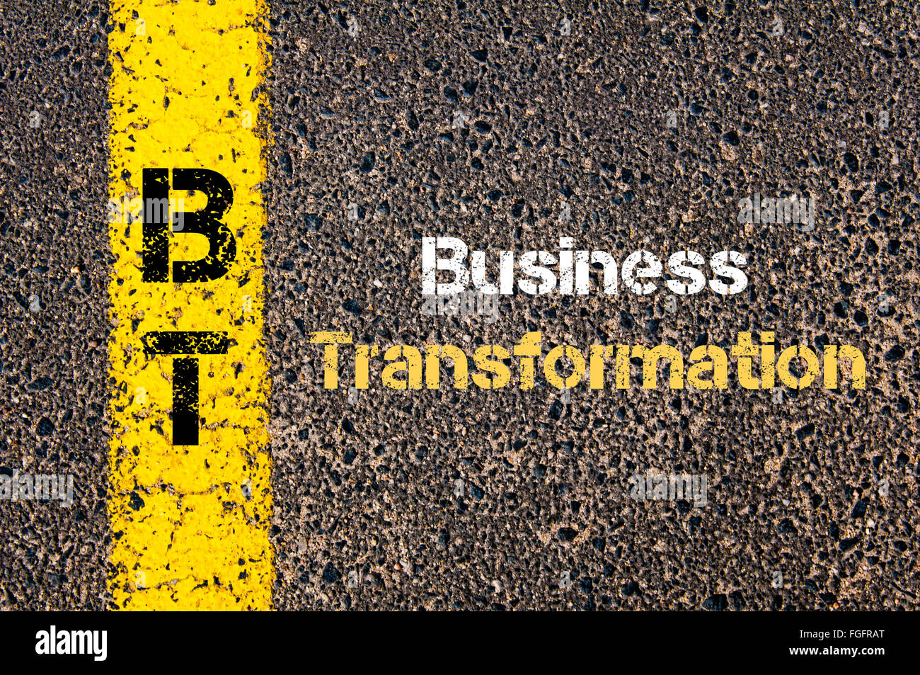 Image Concept de Transformation de l'entreprise BT Acronyme d'affaires écrit plus de signalisation ligne de peinture jaune Banque D'Images