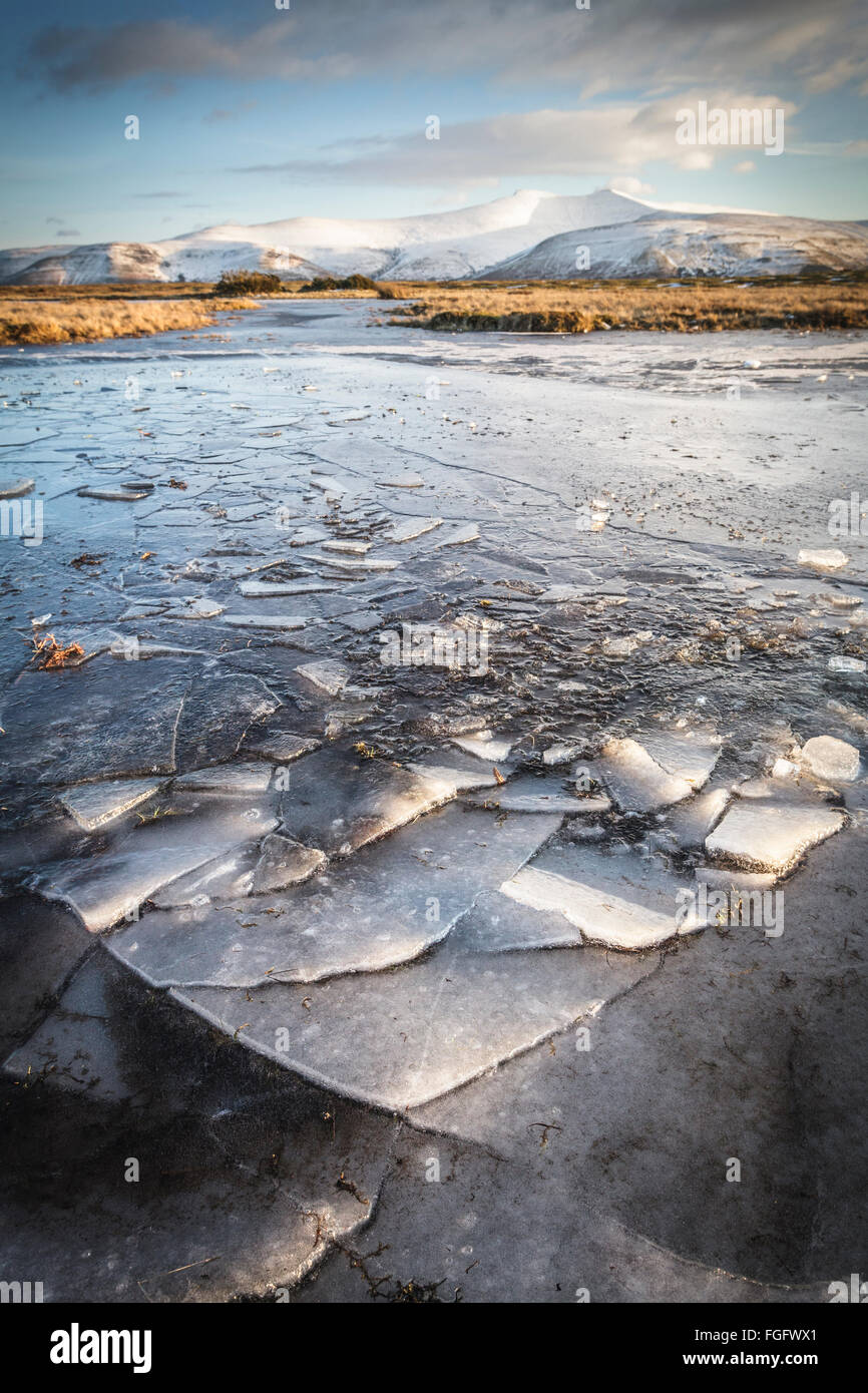 Un étang gelé sur Mynydd commun Illtud Brecon Beacons National Park en hiver. Banque D'Images