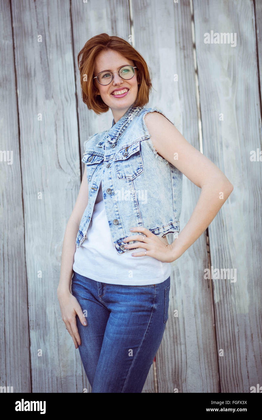 Smiling hipster femme avec ses mains sur sa hanche Banque D'Images