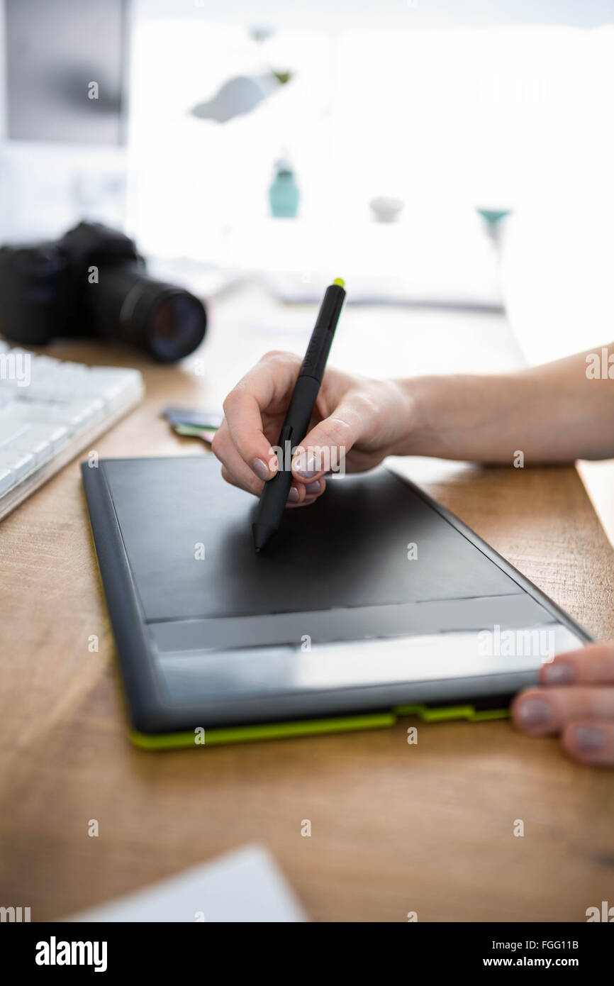 Stylo dessin sur une tablette de dessin numérique Banque D'Images
