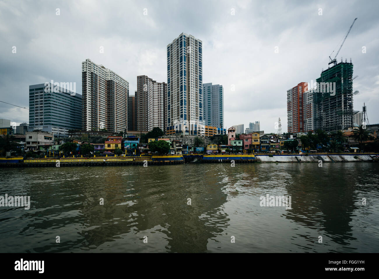 Bâtiments en Mandaluyong et la rivière Pasig, à Makati, Metro Manila, Philippines. Banque D'Images
