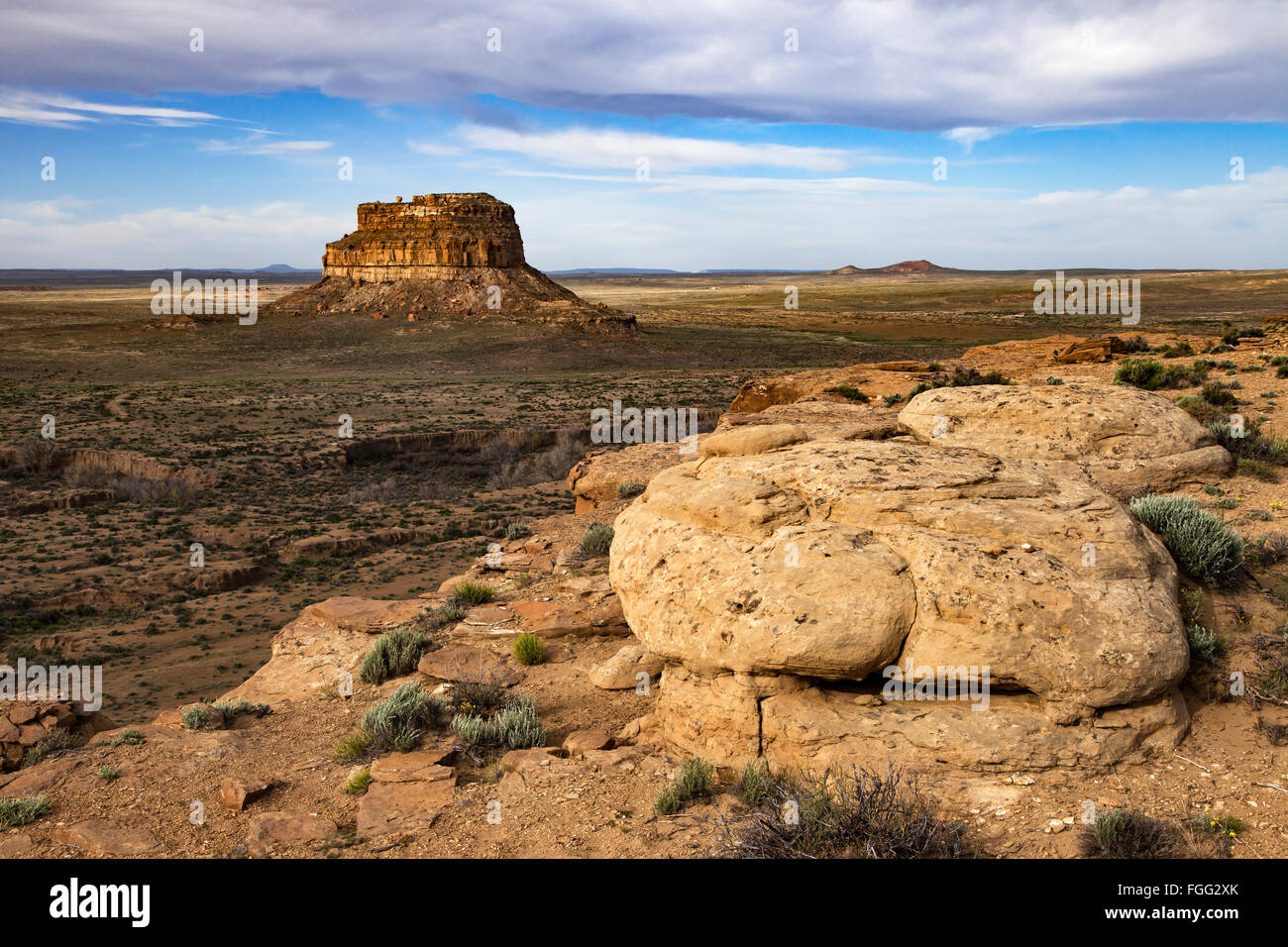 Les 380 pieds de hauteur Fajada Butte s'élève au-dessus de la vallée, dans le parc historique national de la Culture Chaco. Banque D'Images