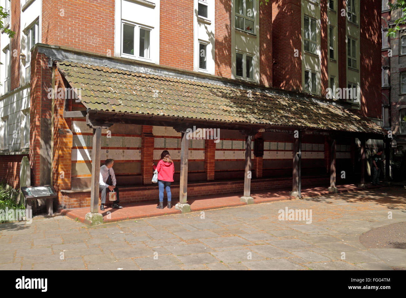 Le Mémorial de l'Héroïque Sacrifice, Postman's Park, City of London, UK. Banque D'Images