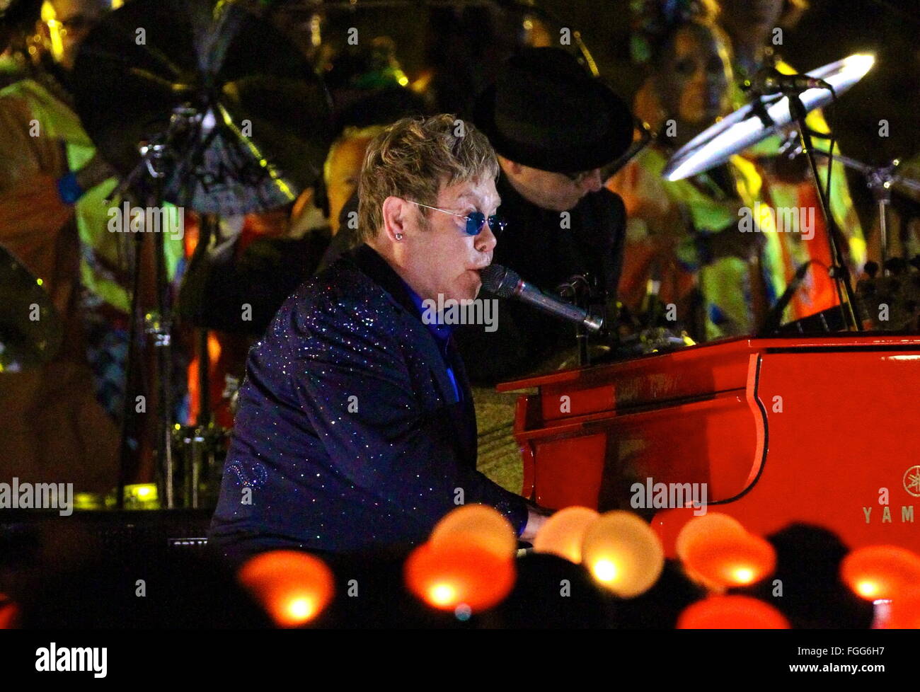 La scène d'Elton John en concert à l'avant du château de La Belle au bois dormant à Disneyland. Elton John interprète sa nouvelle chanson merveilleuse soirée de folie et Roi Lion Cercle de la vie. Elton John fait partie de Disneyland 60e anniversaire de diamant. Les membres de l'assistance ont reçu des oreilles de Mickey Mouse pour la performance. Elton John a aussi été rejoint sur scène par un chœur de gospel. En vedette : Elton John Où : Anaheim en Californie, California, United States Quand : 15 Jan 2016 Banque D'Images