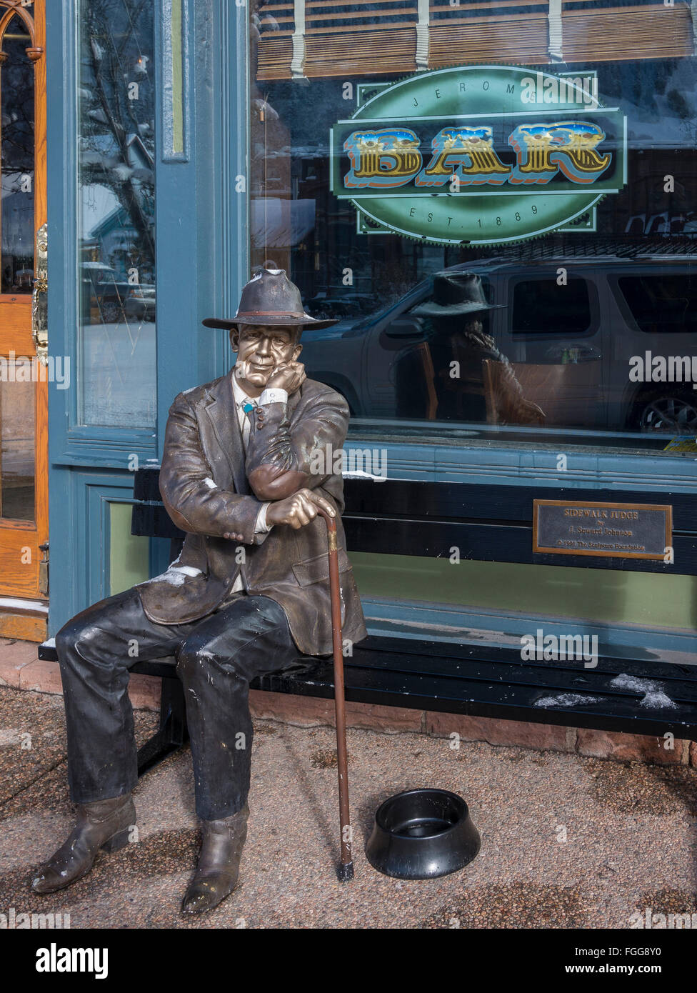 Le juge statue sur le trottoir par J. Seward Johnson à l'extérieur de la J-Bar, l'Hôtel Jerome, Aspen, Colorado. Banque D'Images