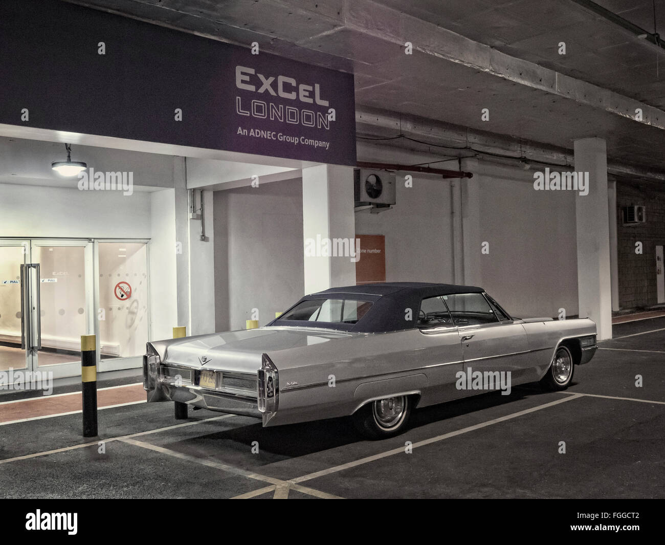 Londres, Royaume-Uni. 16Th Jun 2016. Classic voiture garée dans le parking à la London Classic Car Show 2016 : Crédit Cabanel/Alamy Live News Banque D'Images