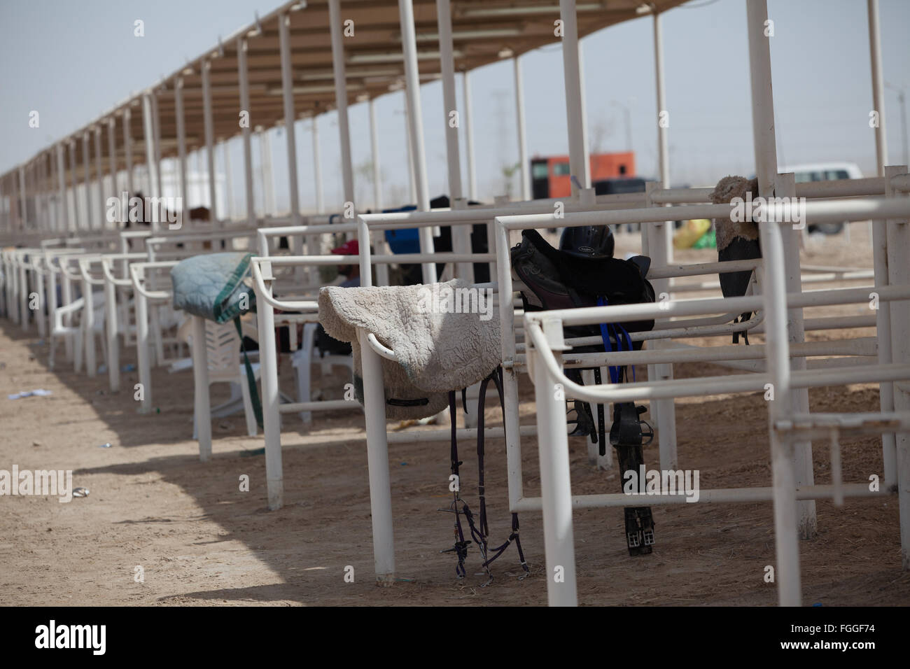 Selles d'endurance et de tactique avec le sable du désert. Suspendue au-dessus des rails. Banque D'Images