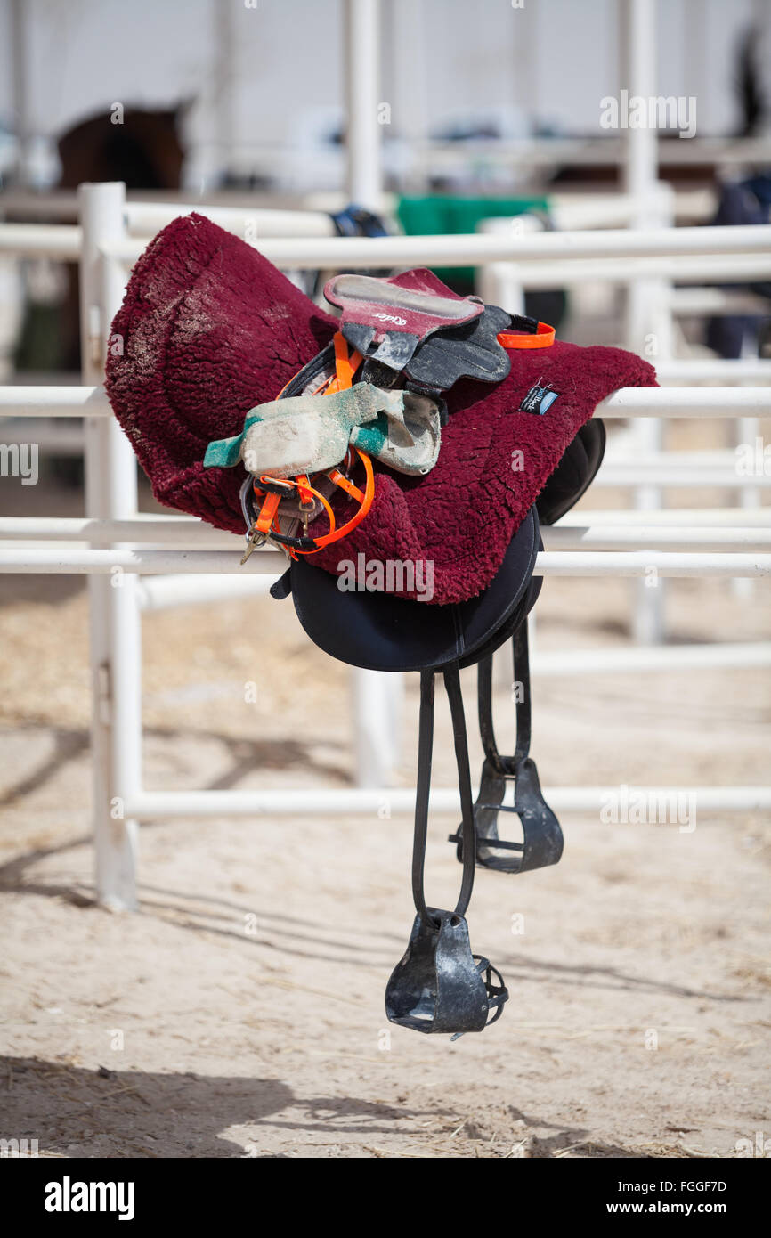Selle d'endurance et de tactique avec le sable du désert. Suspendue au-dessus des rails. Banque D'Images