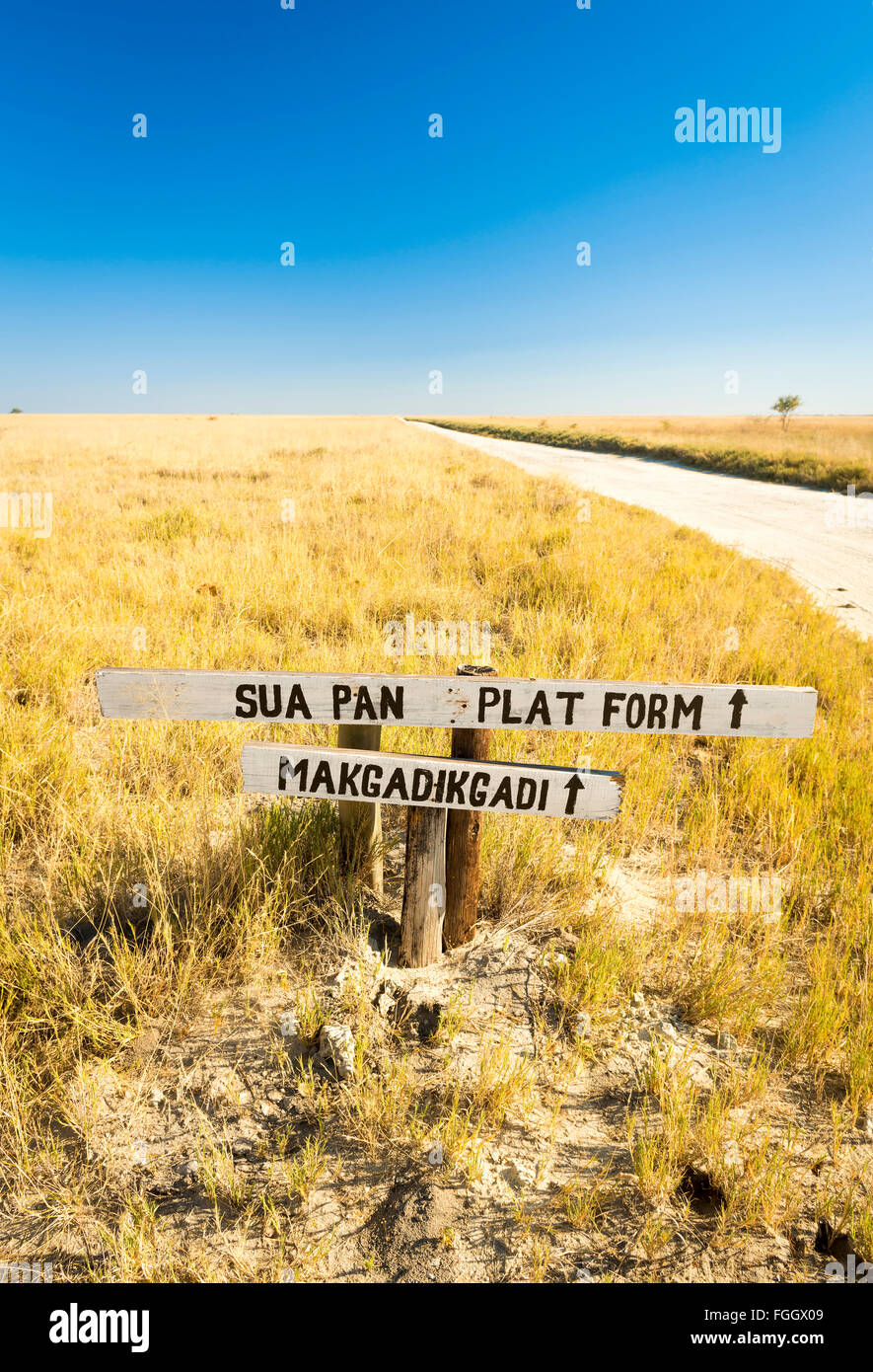 Makgadikgadi Pan signer au Botswana, l'Afrique vers l'immense lac salé du Makgadikgadi Pan Banque D'Images