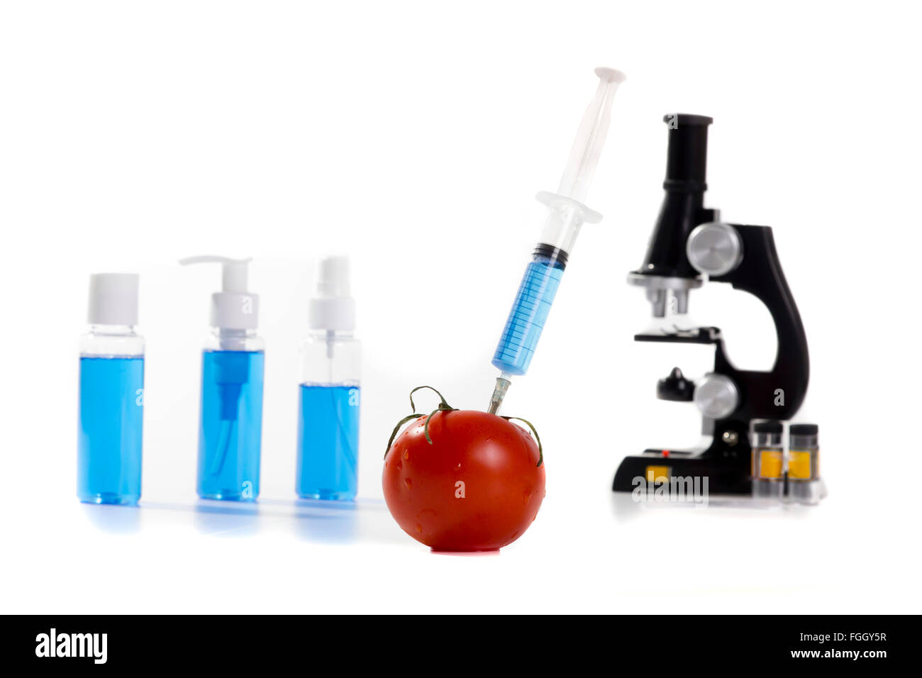 Les légumes génétiquement modifiés vaccin tomate sur fond blanc Banque D'Images