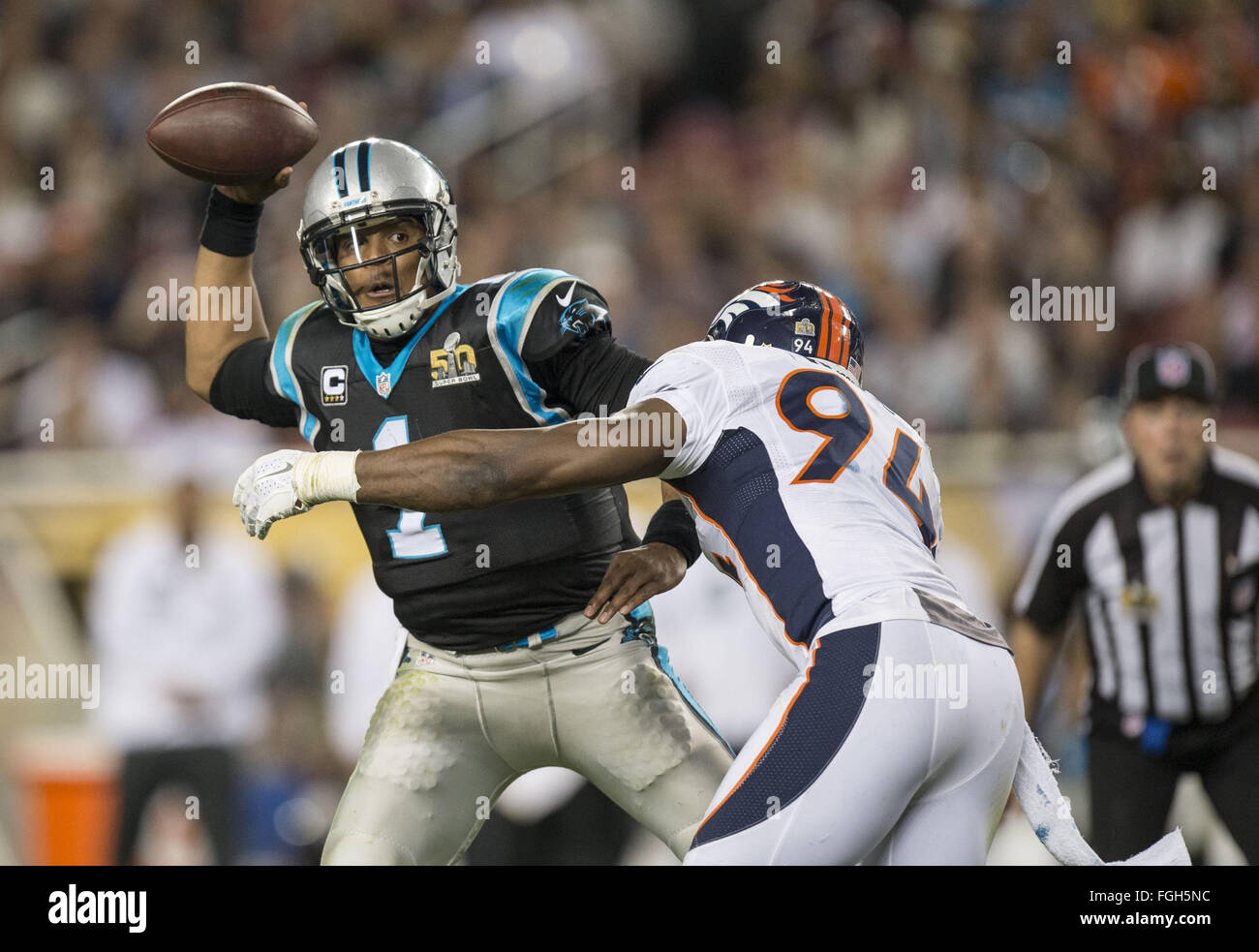 L'espoir vit pour toujours : 7 février 2016 - Santa Clara, Californie, États-Unis - les Panthers de la Caroline quart CAM NEWTON (1) recherche un récepteur dans le troisième trimestre de Super Bowl 50 à Levi's Stadium.(Image Crédit : © Jose Luis Villegas/Sacramento Bee via Zuma sur le fil) Banque D'Images