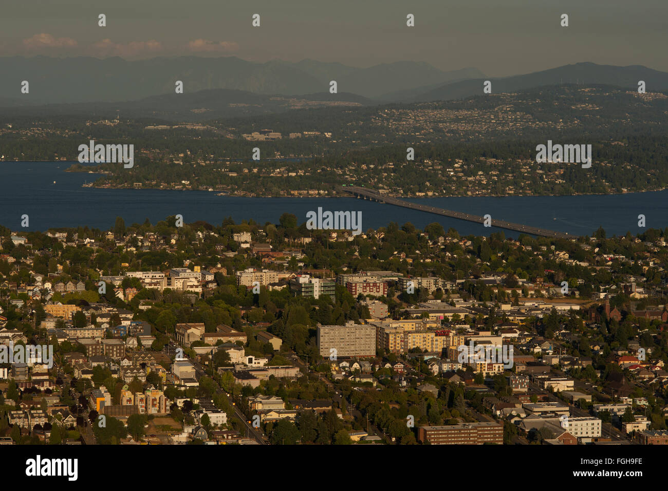 Édifices du centre-ville avec J-90 pont, le lac Washington et Côté Est Banque D'Images