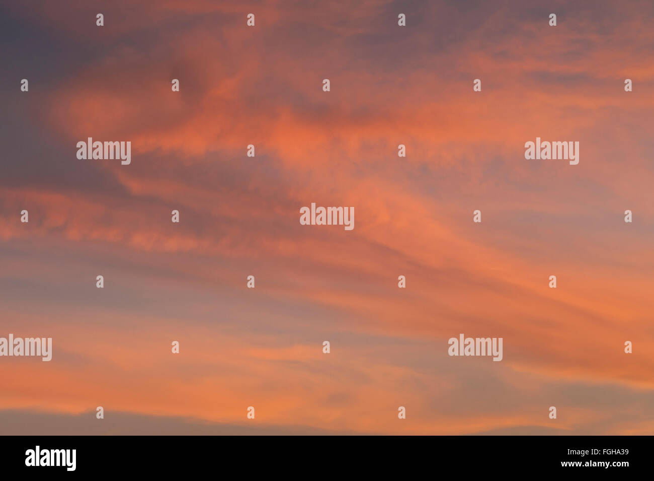 Les cirrus coucher du soleil avec des nuages Banque D'Images