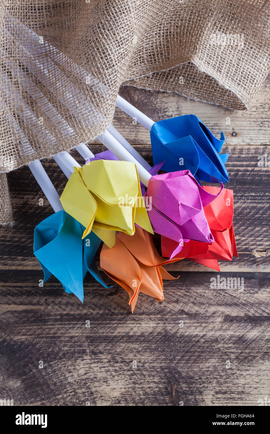 Tulip Papier sur table en bois concept copy space Banque D'Images