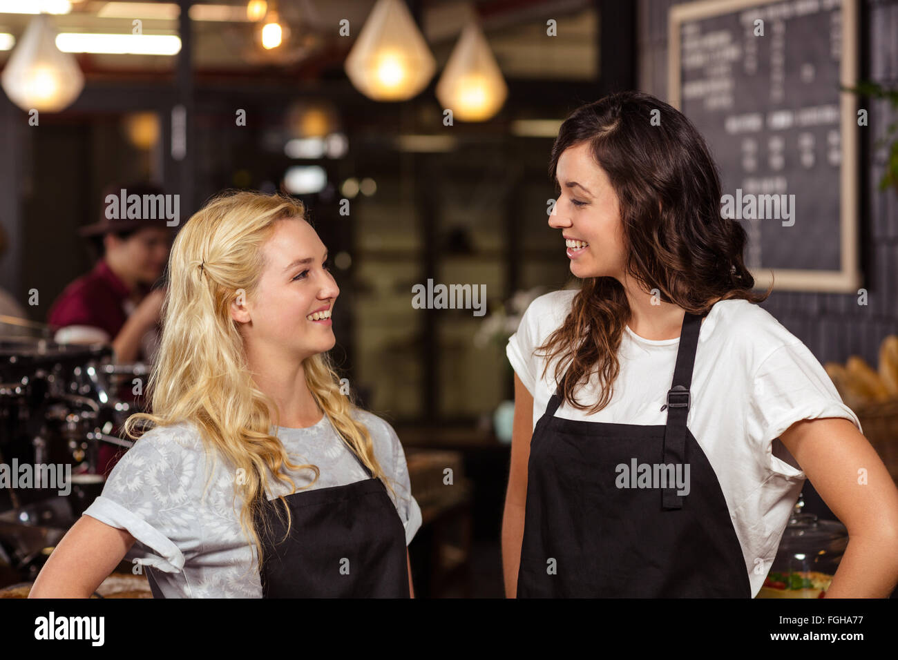 Jolies serveuses posant devant le comptoir Banque D'Images