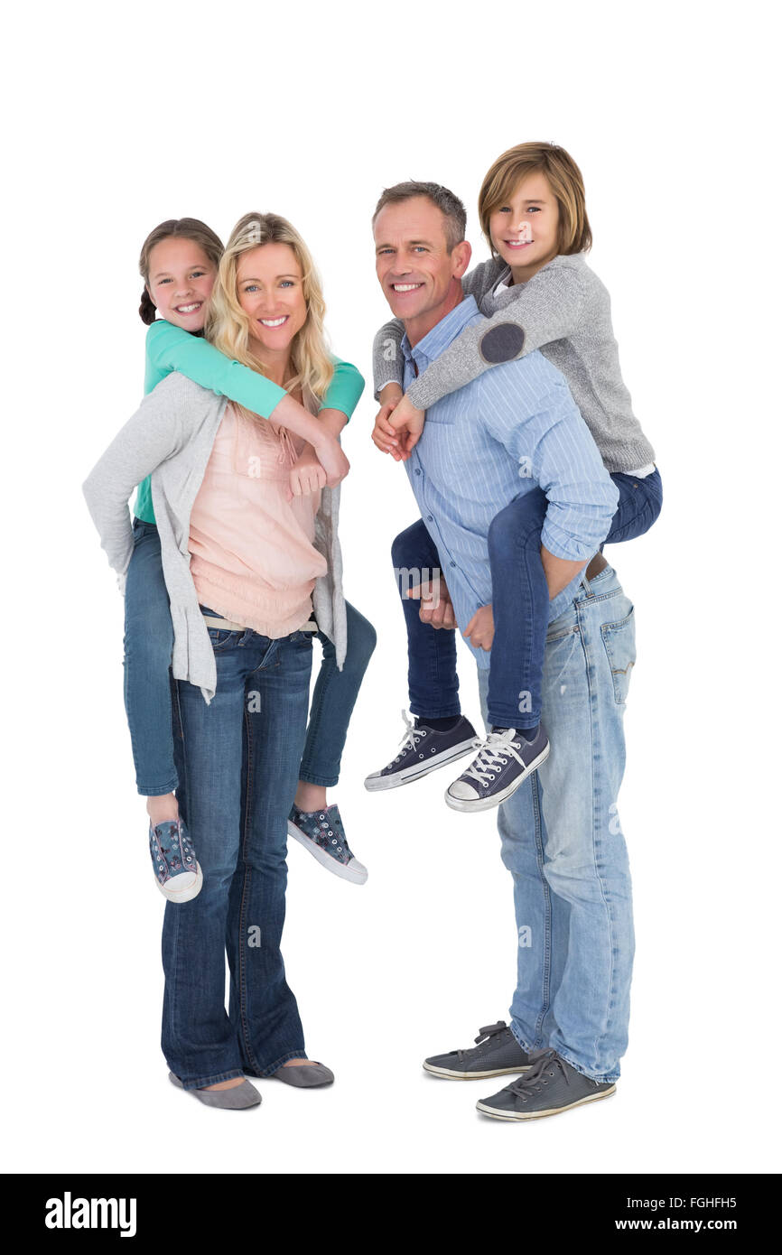 Deux parents heureux de donner à leurs enfants un piggy back Banque D'Images