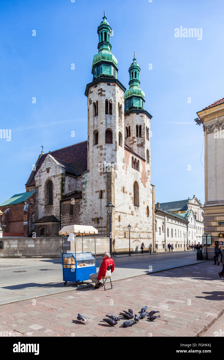 Cracovie - Pologne - avril 22. L'homme vend des bagels près de l'église St Andrew.. L'un des plus anciens monuments de Cracovie (1079-1098). Banque D'Images